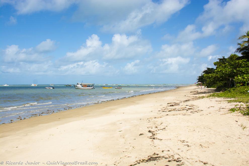 Imagem de barcos de pescadores na linda Praia do Pier.